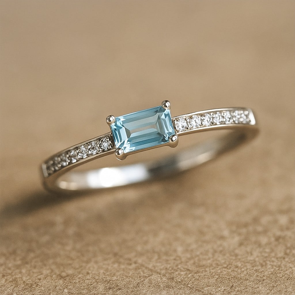 Natural Swiss Blue Topaz Gemstone & Lab Grown Diamonds Silver Ring: Natural Swiss Blue Topaz Gemstone & Lab Grown Diamonds Silver Ring Jewelry Type : Ring Gemstone : Natural Swiss Blue Topaz Gemstone Shape : Emerald Gemstone Size : 5x3 MM Gemstone Quantity : 1 Piec