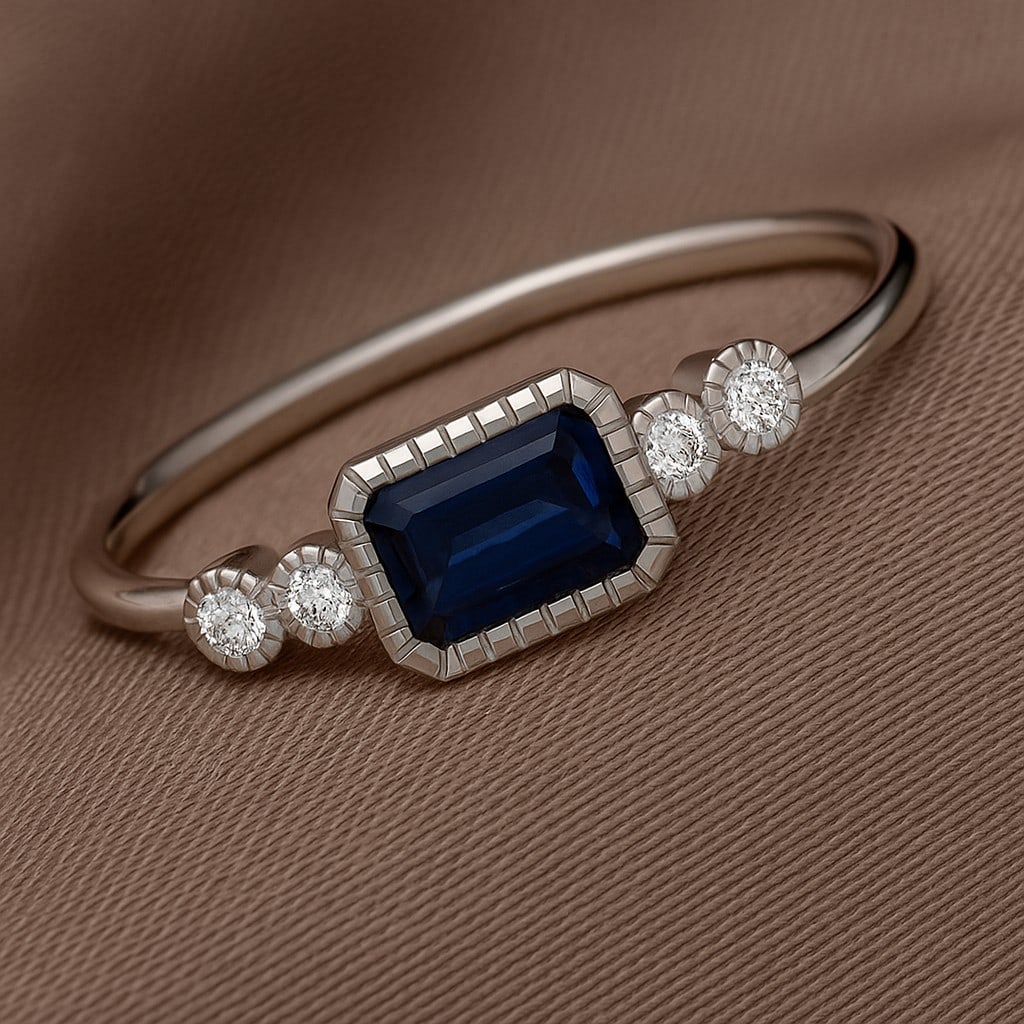 Natural Blue Sapphire Gemstone & Lab Grown Diamonds Silver Ring: Natural Blue Sapphire Gemstone & Lab Grown Diamonds Silver Ring Jewelry Type : Ring Gemstone : Natural Blue Sapphire Gemstone Shape : Emerald Gemstone Size : 6x4 MM Gemstone Quantity : 1 Piece<