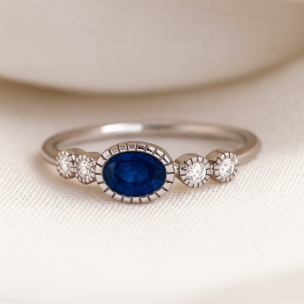 Natural Blue Sapphire Gemstone & Lab Grown Diamonds Silver Ring: Natural Blue Sapphire Gemstone & Lab Grown Diamonds Silver Ring Jewelry Type : Ring Gemstone : Natural Blue Sapphire Gemstone Shape : Oval Gemstone Size : 6x4 MM Gemstone Quantity : 1 Piece