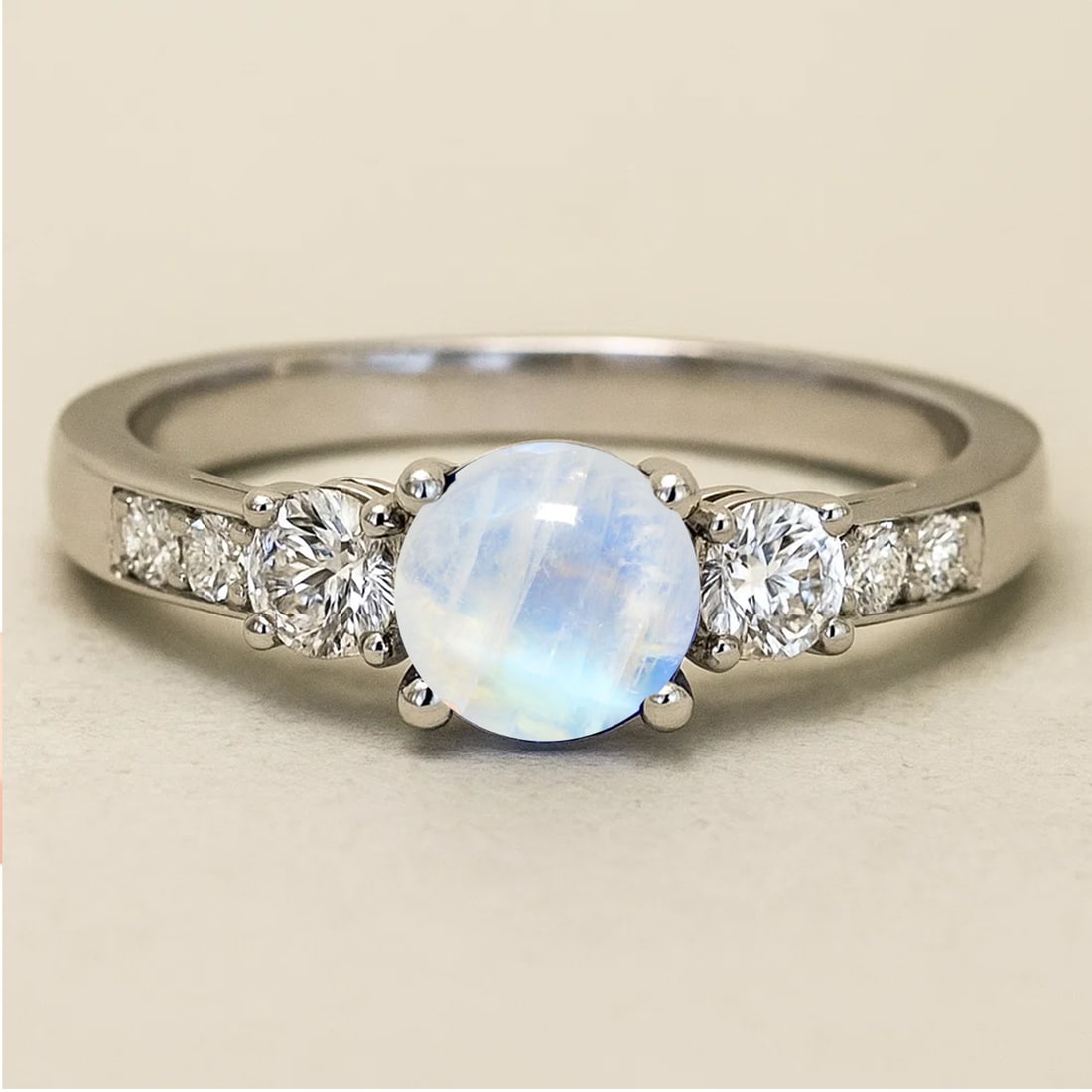 Natural Moonstone Gemstone & Lab Grown Diamonds Silver Ring: Natural Moonstone Gemstone & Lab Grown Diamonds Silver Ring Jewelry Type : Ring Gemstone : Natural Moonstone Gemstone Shape : Round Gemstone Size : 6 MM Gemstone Quantity : 1 Piece Diamond T