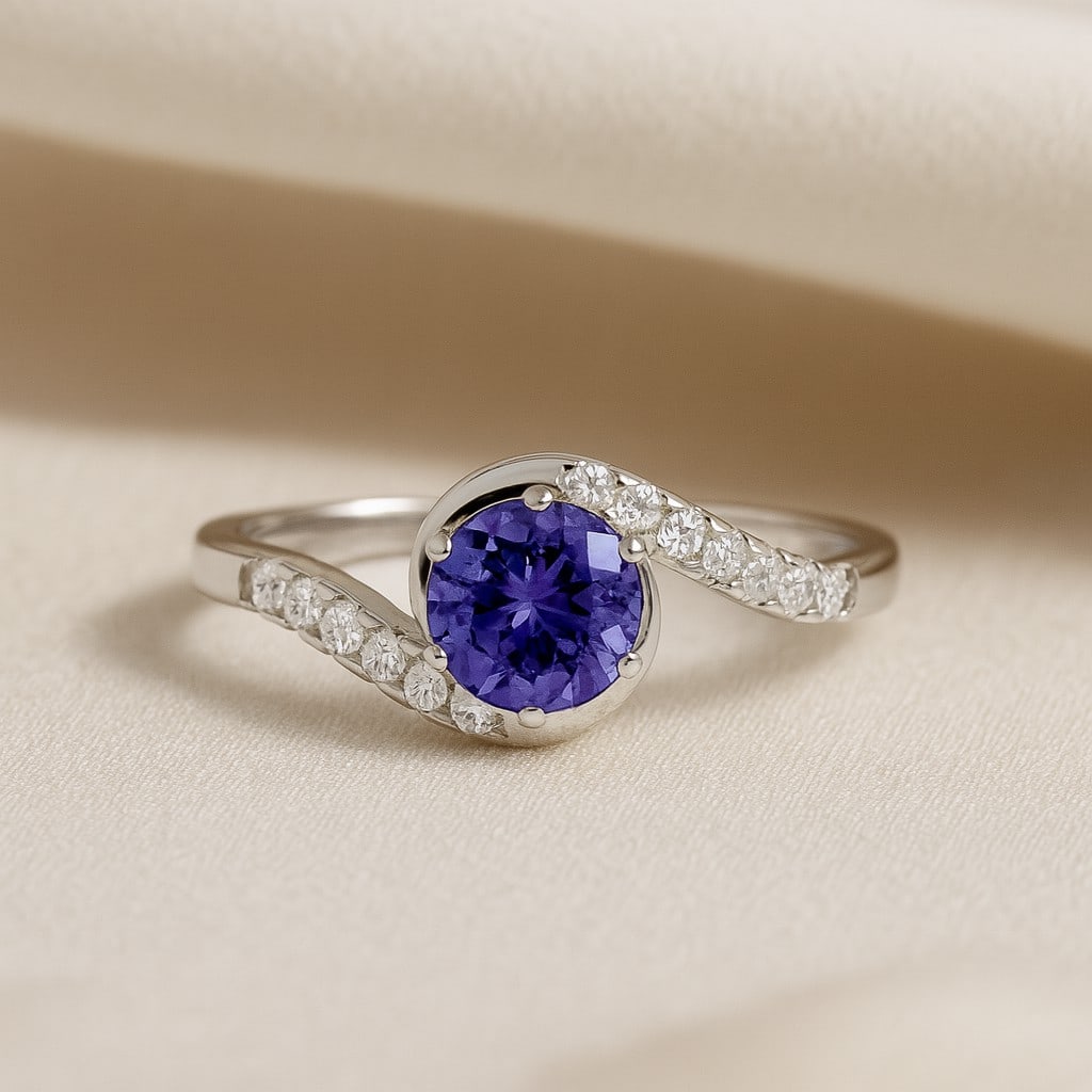 Natural Tanzanite Gemstone & Lab Grown Diamonds Silver Ring: Natural Tanzanite Gemstone & Lab Grown Diamonds Silver Ring Jewelry Type : Ring Gemstone : Natural Tanzanite Gemstone Shape : Round Gemstone Size : 6 MM Gemstone Quantity : 1 Piece Diamond T