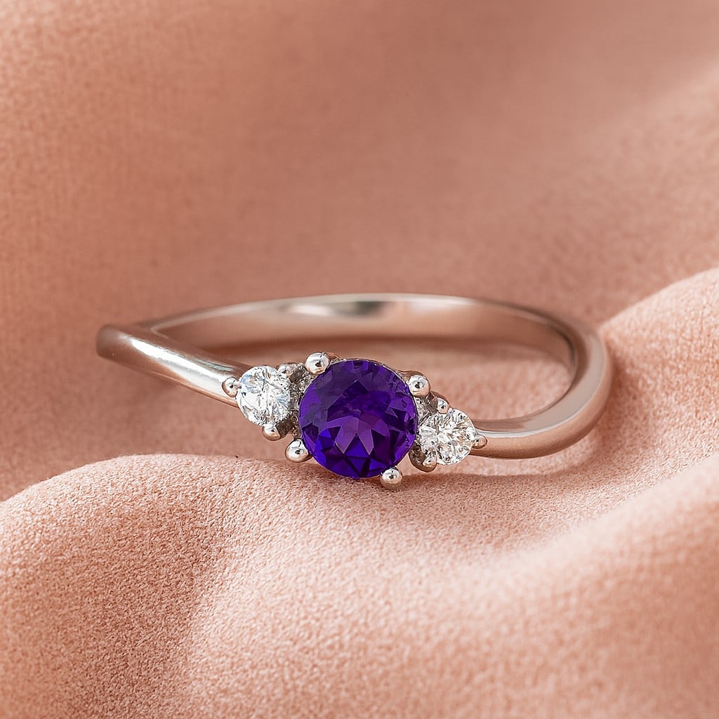 Natural Amethyst Gemstone & Lab Grown Diamonds Silver Ring: Natural Amethyst Gemstone & Lab Grown Diamonds Silver Ring Jewelry Type : Ring Gemstone : Natural Amethyst Gemstone Shape : Round Gemstone Size : 4 MM Gemstone Quantity : 1 Piece Diamond Type : Lab