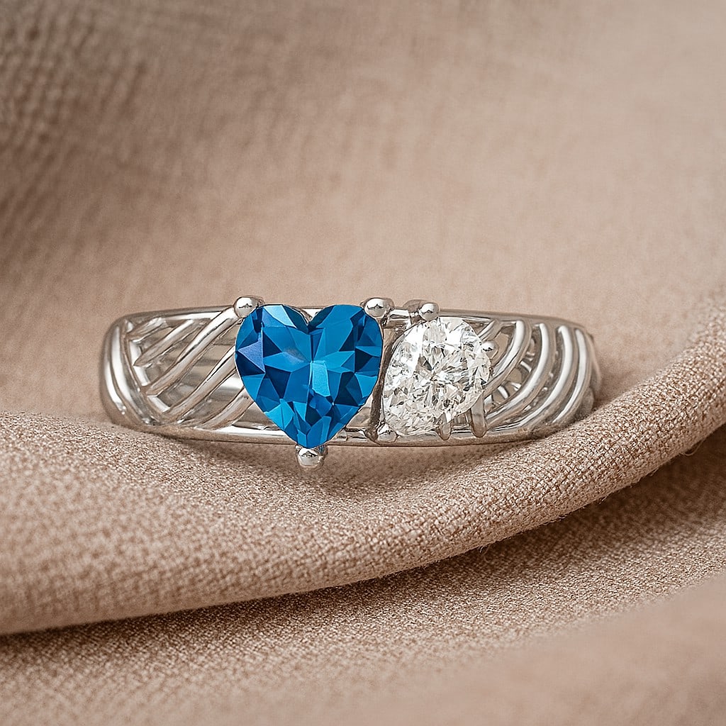 Natural Swiss Blue Topaz Gemstone & Lab Grown Diamonds Silver Ring: Natural Swiss Blue Topaz Gemstone & Lab Grown Diamonds Silver Ring Jewelry Type : Ring Gemstone : Natural Swiss Blue Topaz Gemstone Shape : Heart Gemstone Size : 6 MM Gemstone Quantity : 1 Piece