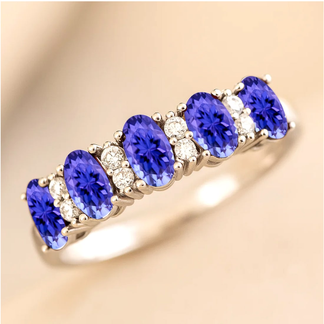Natural Tanzanite Gemstone & Lab Grown Diamonds Silver Ring: Natural Tanzanite Gemstone & Lab Grown Diamonds Silver Ring Jewelry Type : Ring Gemstone : Natural Tanzanite Gemstone Shape : Oval Gemstone Size : 5x3 MM Gemstone Quantity : 5 Pieces Diamond