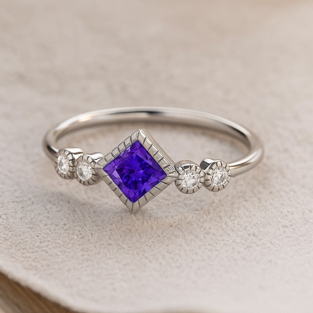 Natural Tanzanite Gemstone & Lab Grown Diamonds Silver Ring: Natural Tanzanite Gemstone & Lab Grown Diamonds Silver Ring Jewelry Type : Ring Gemstone : Natural Tanzanite Gemstone Shape : Princess Gemstone Size : 4 MM Gemstone Quantity : 1 Piece Diamon