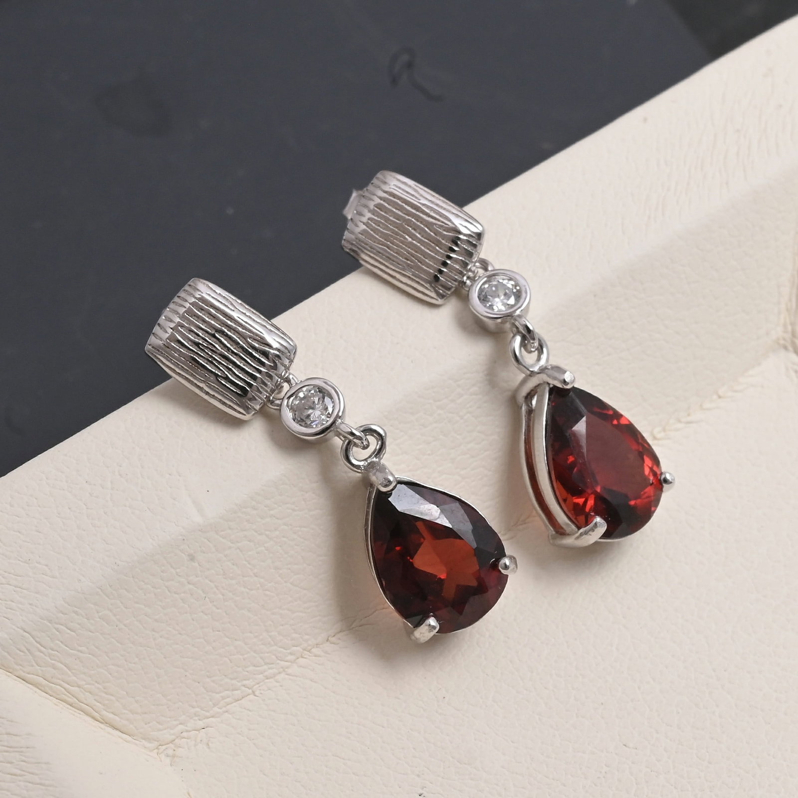Natural Garnet Gemstone 92.5 Sterling Silver Push Back Earring: Natural Garnet Gemstone 92.5 Sterling Silver Push Back Earring Jewelry Type : Earring Gemstone : Garnet Gemstone Shape : Pear Gemstone Size : 9x7 MM Metal : Sterling Silver Metal Purity :