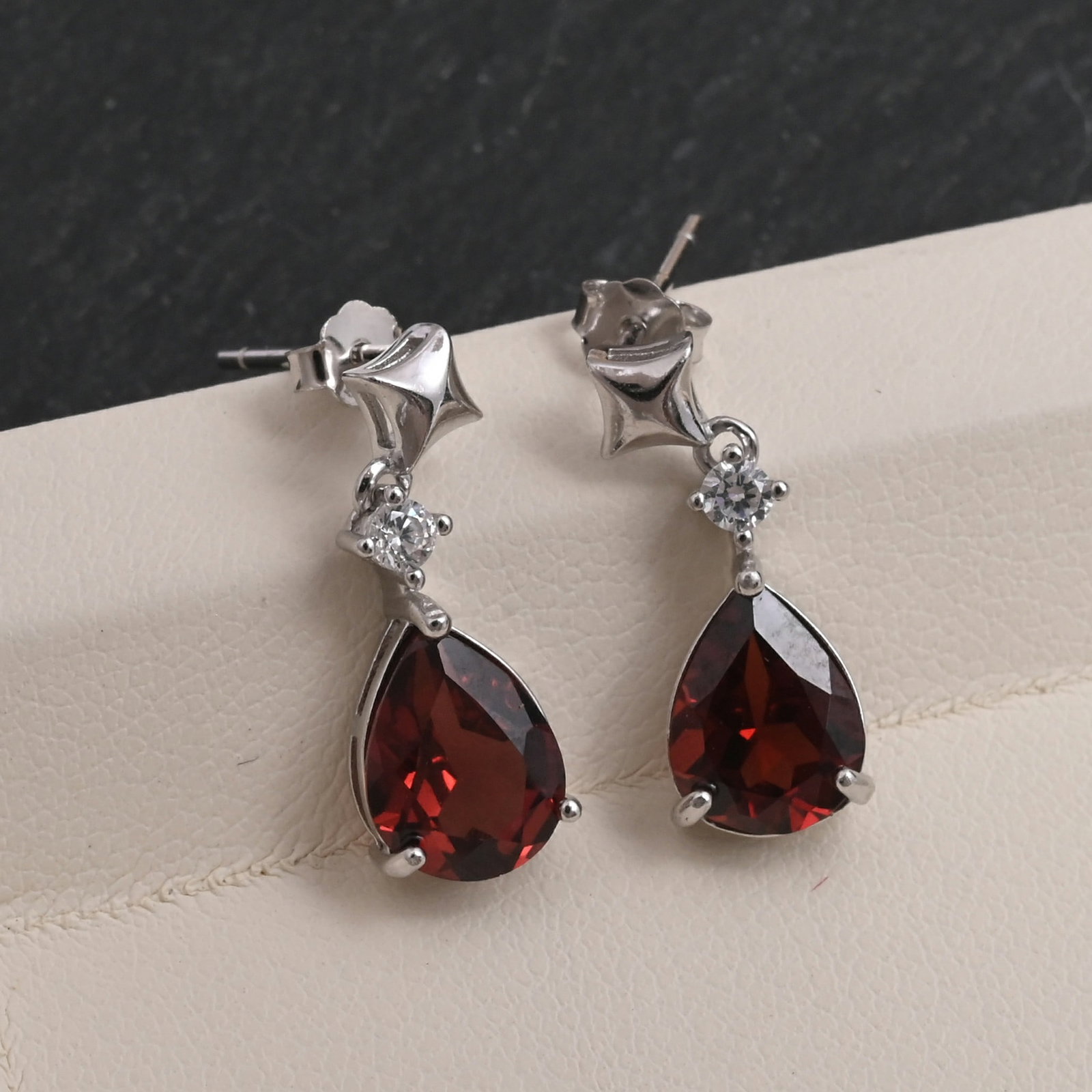 Natural Garnet Gemstone 92.5 Sterling Silver Push Back Earring: Natural Garnet Gemstone 92.5 Sterling Silver Push Back Earring Jewelry Type : Earring Gemstone : Garnet Gemstone Shape : Pear Gemstone Size : 9x7 MM Metal : Sterling Silver Metal Purity :