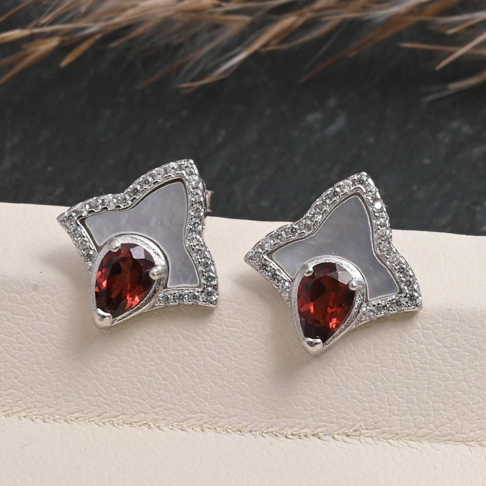 Natural Garnet Gemstone 92.5 Sterling Silver Push Back Earring: Natural Garnet Gemstone 92.5 Sterling Silver Push Back Earring Jewelry Type : Earring Gemstone : Garnet Gemstone Shape : Pear Gemstone Size : 6x4 MM Metal : Sterling Silver Metal Purity :