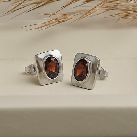 Natural Garnet Gemstone 92.5 Sterling Silver Push Back Earring: Natural Garnet Gemstone 92.5 Sterling Silver Push Back Earring Jewelry Type : Earring Gemstone : Garnet Gemstone Shape : Oval Gemstone Size : 6x4 MM Metal : Sterling Silver Metal Purity :