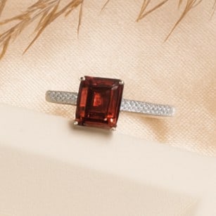 Natural Garnet Gemstone 92.5 Sterling Silver Adjustable Ring: Natural Garnet Gemstone 92.5 Sterling Silver Adjustable Ring Jewelry Type : Ring Gemstone : Garnet Gemstone Shape : Square Gemstone Size : 6 MM Metal : Sterling Silver Metal Purity : 92.