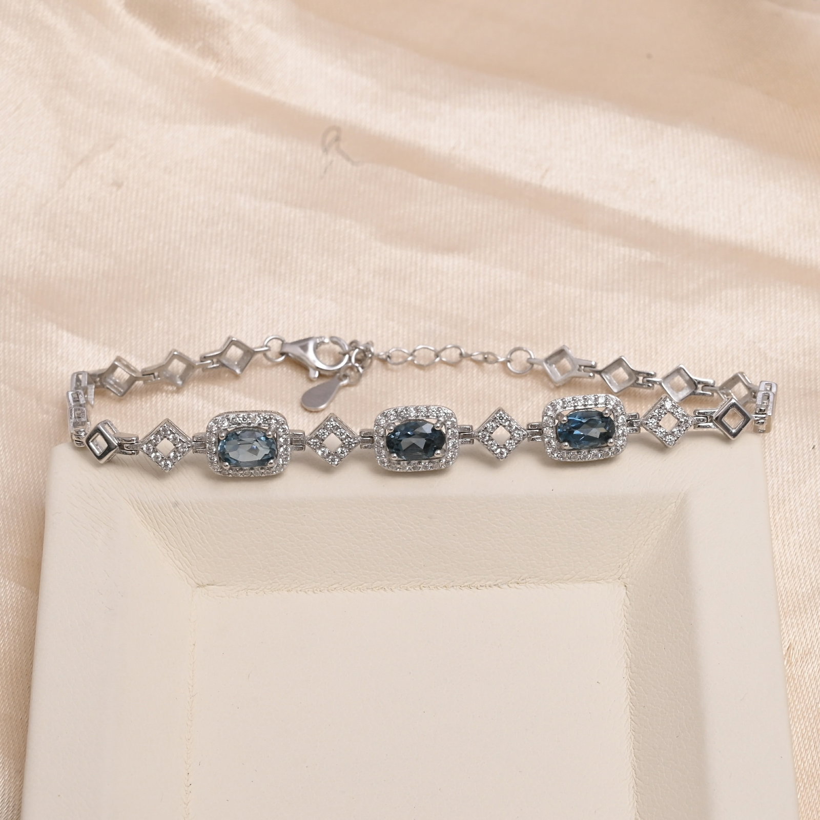 Natural Swiss Blue Topaz Gemstone 92.5 Sterling Silver Adjustable Bracelet: Natural Swiss Blue Topaz Gemstone 92.5 Sterling Silver Adjustable Bracelet Jewelry Type : Bracelet Gemstone : Swiss Blue Topaz Gemstone Shape : Oval Gemstone Size : 6x4 MM Metal : Sterling Silver</