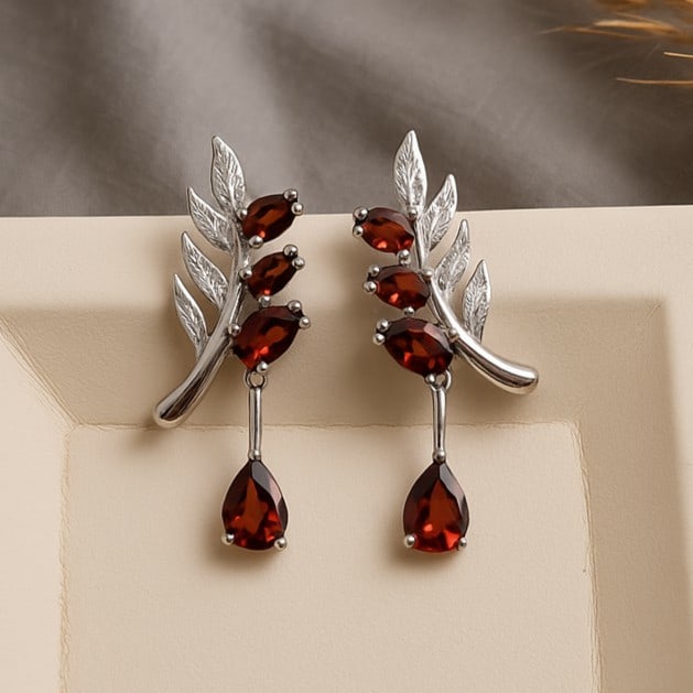 Natural Garnet Gemstone 92.5 Sterling Silver Push Back Earring: Natural Garnet Gemstone 92.5 Sterling Silver Push Back Earring Jewelry Type : Earring Gemstone : Garnet Gemstone Shape : Pear Gemstone Size : 5x3,6x4,7x5 MM Metal : Sterling Silver Metal Pur