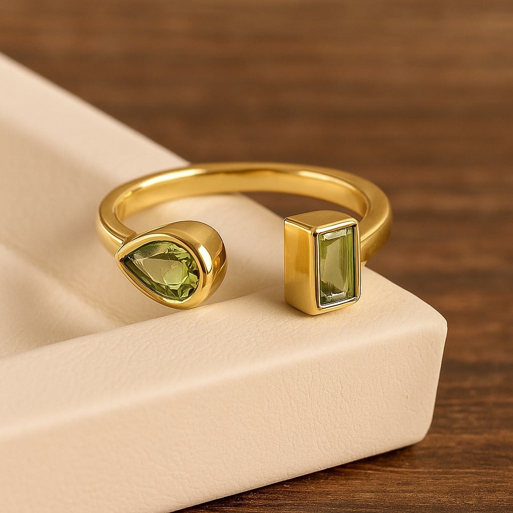Natural Peridot Gemstone 92.5 Sterling Silver Adjustable Ring: Natural Peridot Gemstone 92.5 Sterling Silver Adjustable Ring Jewelry Type : Ring Gemstone : Peridot Gemstone Shape : Pear, Octagon Gemstone Size : 6x4 MM Metal : Sterling Silver Metal Purit
