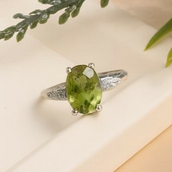 Natural Peridot Gemstone 92.5 Sterling Silver Adjustable Ring: Natural Peridot Gemstone 92.5 Sterling Silver Adjustable Ring Jewelry Type : Ring Gemstone : Peridot Gemstone Shape : Oval Gemstone Size : 9x7 MM Metal : Sterling Silver Metal Purity : 9