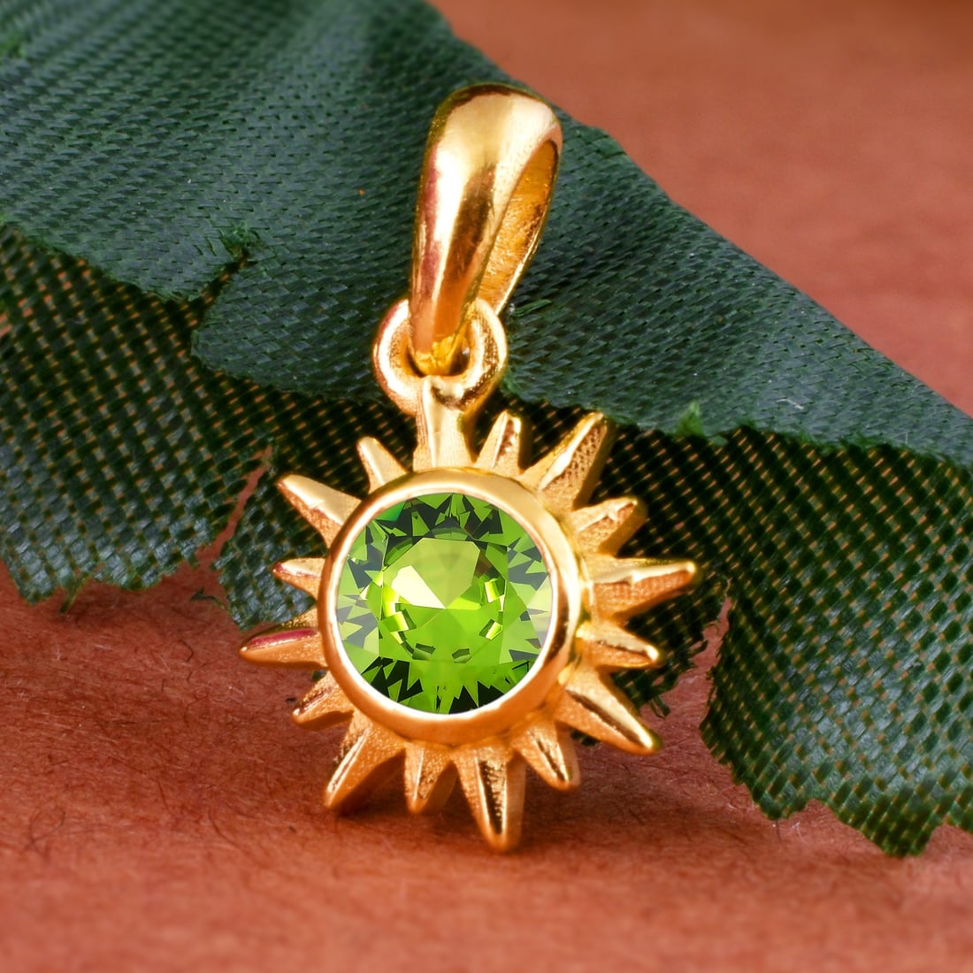 Natural Peridot 14 KT Yellow Gold Pendant: Natural Peridot 14 KT Yellow Gold Pendant Jewelry Type : Pendant Main Stone : Peridot Main Stone Shape & Size : Round 5 MM Main Stone Color : Green