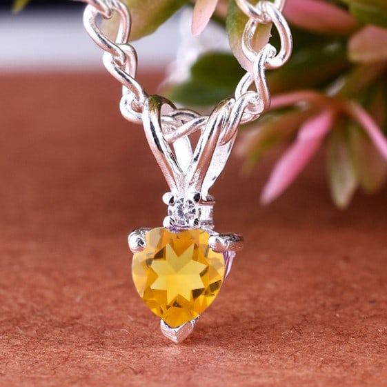 Natural Citrine & Diamond 14 KT White Gold Pendant: Natural Citrine & Diamond 14 KT White Gold Pendant Jewelry Type : Pendant Main Stone : Citrine & Diamond Main Stone Shape & Size : Heart 5x5 MM Main Stone Color : Yellow Diamond Shape & Size : Roun