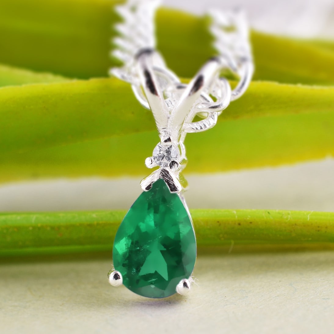 Emerald & Diamond 14 KT Rose Gold Pendant: Lab GrownEmerald & Diamond 14 KT Rose Gold Pendant Jewelry Type : Pendant Main Stone : Lab Grown Emerald & Diamond Main Stone Shape & Size : Pear 7x5 MM Main Stone Color : Green Diamond Shape & Size :
