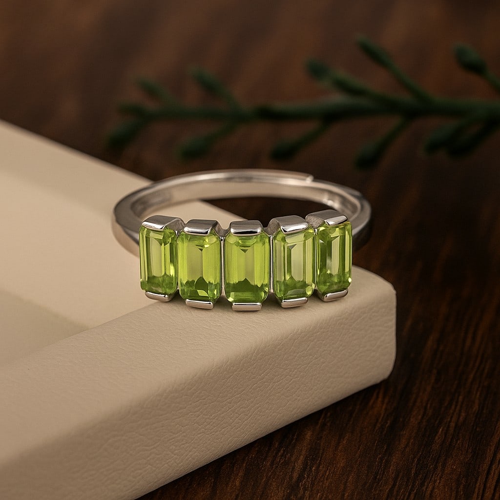 Natural Peridot Gemstone 92.5 Sterling Silver Adjustable Ring: Natural Peridot Gemstone 92.5 Sterling Silver Adjustable Ring Jewelry Type : Ring Gemstone : Peridot Gemstone Shape : Octagon Gemstone Size : 5x3 MM Metal : Sterling Silver Metal Purity :