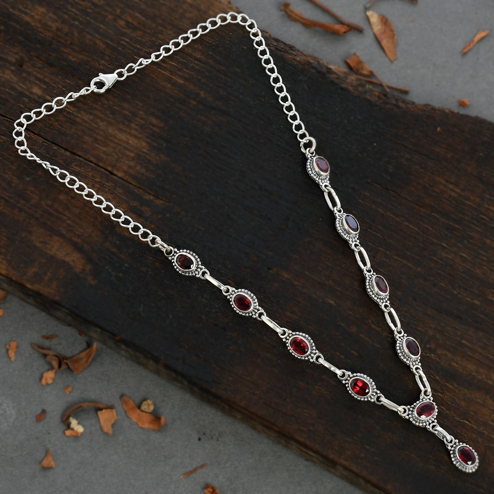 GARNET GEMSTONE 92.5 STERLING SILVER NECKLACE: GARNET GEMSTONE 92.5 STERLING SILVER NECKLACE Product Type : NECKLACE Main Stone : GARNET Main Stone Shape : OVAL Main Stone Size : 7X5 MM Main Stone Color : RED Metal : STERLING SILVER Metal Purity :