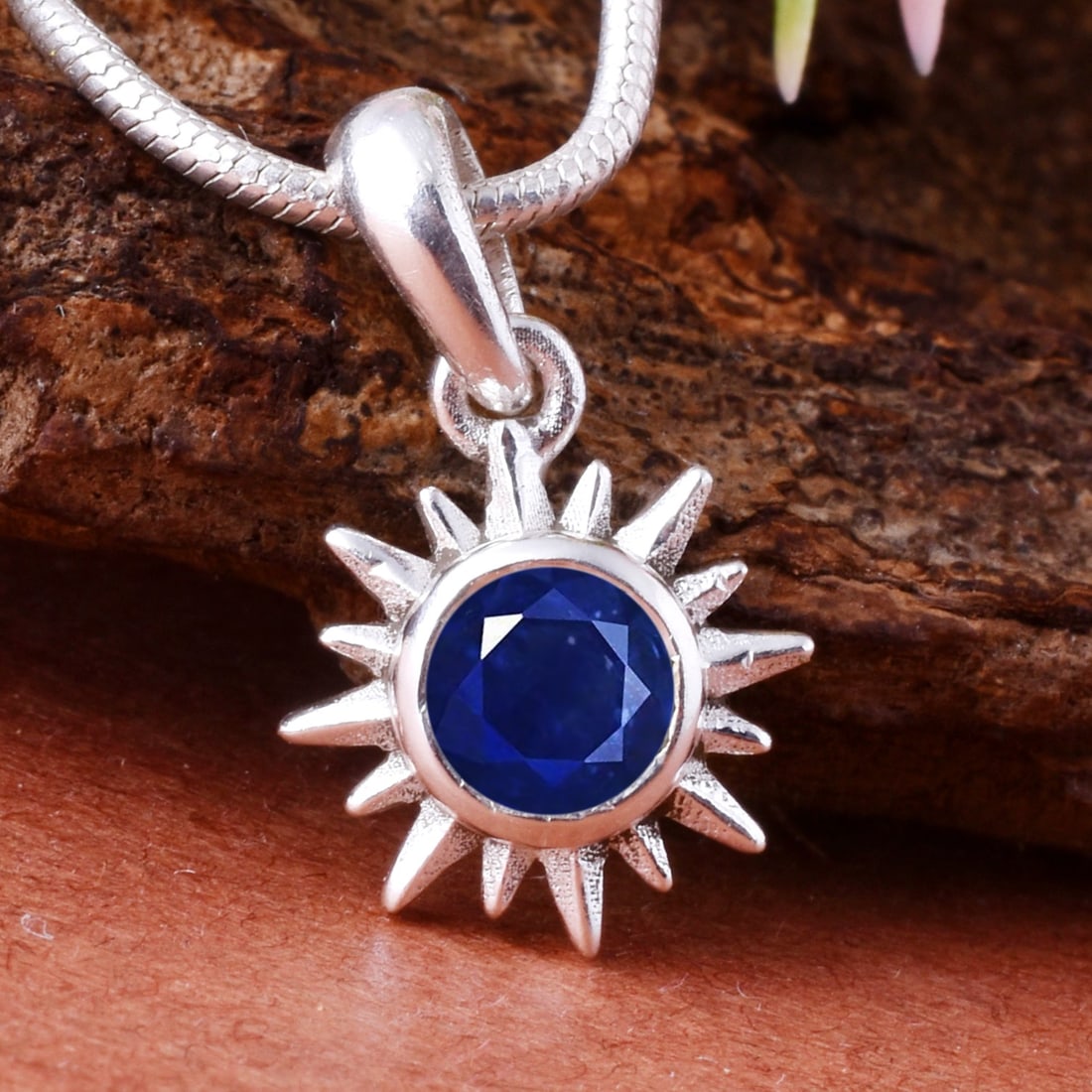 Natural Blue Sapphire 14 KT White Gold Pendant: Natural Blue Sapphire 14 KT White Gold Pendant Jewelry Type : Pendant Main Stone : Blue Sapphire Main Stone Shape & Size : Round 5 MM Main Stone Color : Blue