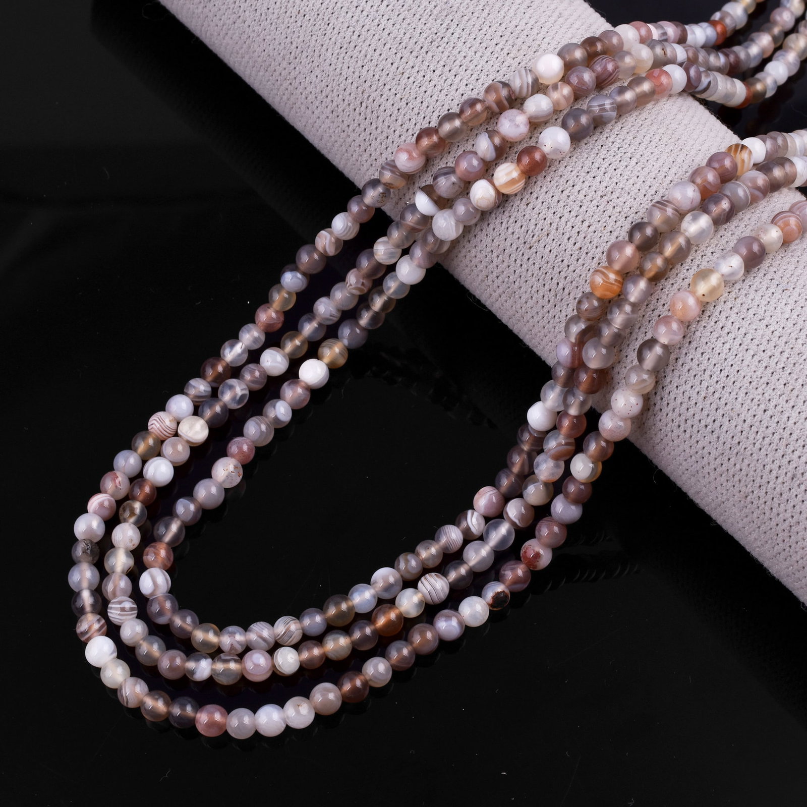 Natural Persian Gulf Agate Necklace 4 MM Round Smooth 3 String Beads Gemstone: Natural Persian Gulf Agate Gemstone 4 MM Round 3 Strings Smooth Beads Adjustable Necklace Product Type : Necklace Main Stone : Persian Gulf Agate Main Stone Shape : Round Main Stone Size : 4 MM Beads