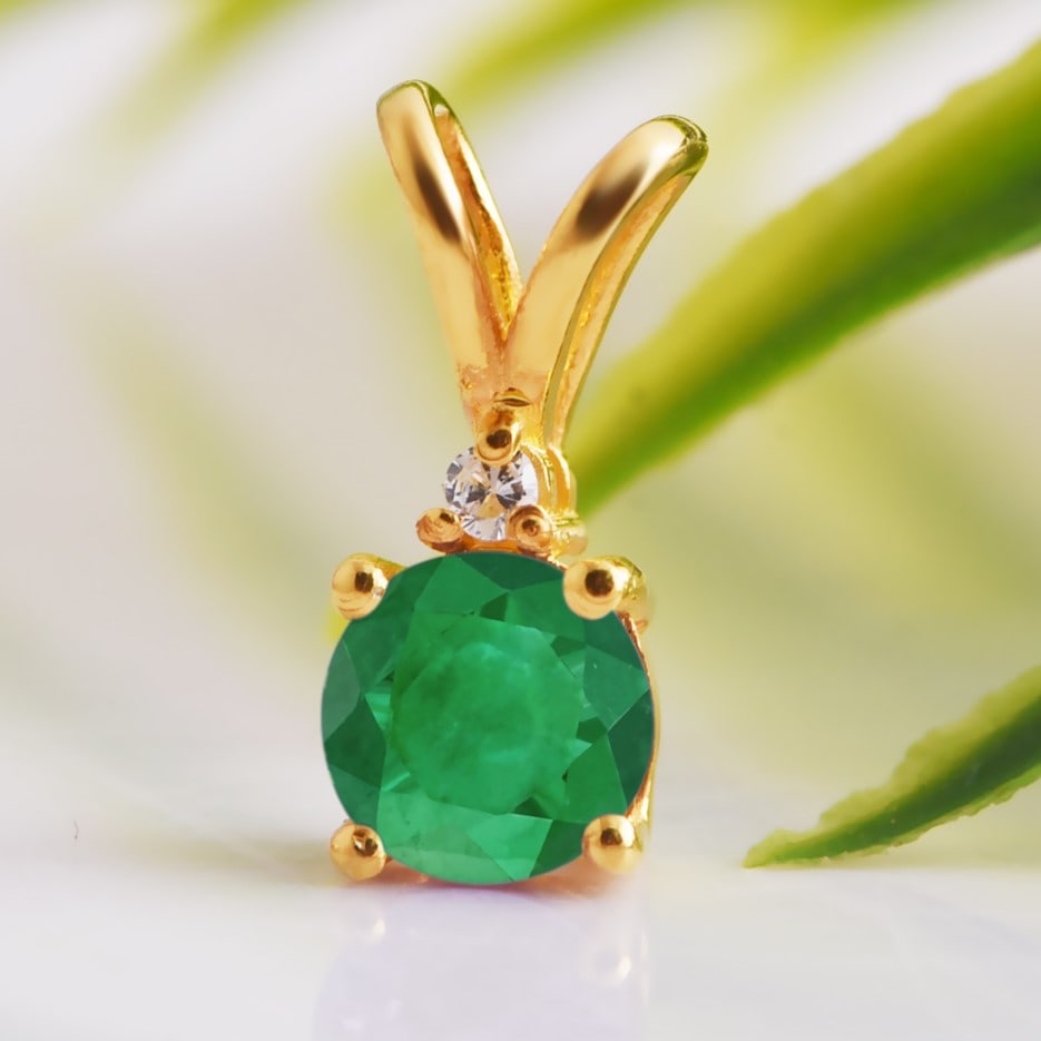 Natural Emerald & Diamond 14 KT Rose Gold Pendant: Natural Emerald & Diamond 14 KT Rose Gold Pendant Jewelry Type : Pendant Main Stone : Emerald & Diamond Main Stone Shape & Size : Round 5 MM Main Stone Color : Green Diamond Shape & Size : Round 1.