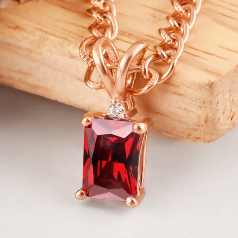 Natural Garnet & Diamond 14 KT Rose Gold Pendant: Natural Garnet & Diamond 14 KT Rose Gold Pendant Jewelry Type : Pendant Main Stone : Garnet & Diamond Main Stone Shape & Size : Octagon 7x5 MM Main Stone Color : Red Diamond Shape & Size : Round 1.