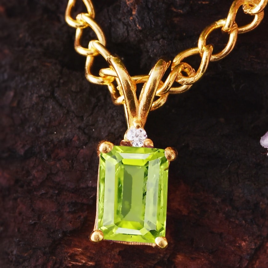 Natural Peridot & Diamond 14 KT Yellow Gold Pendant: Natural Peridot & Diamond 14 KT Yellow Gold Pendant Jewelry Type : Pendant Main Stone : Peridot & Diamond Main Stone Shape & Size : Octagon 7x5 MM Main Stone Color : Green Diamond Shape & Size : Ro