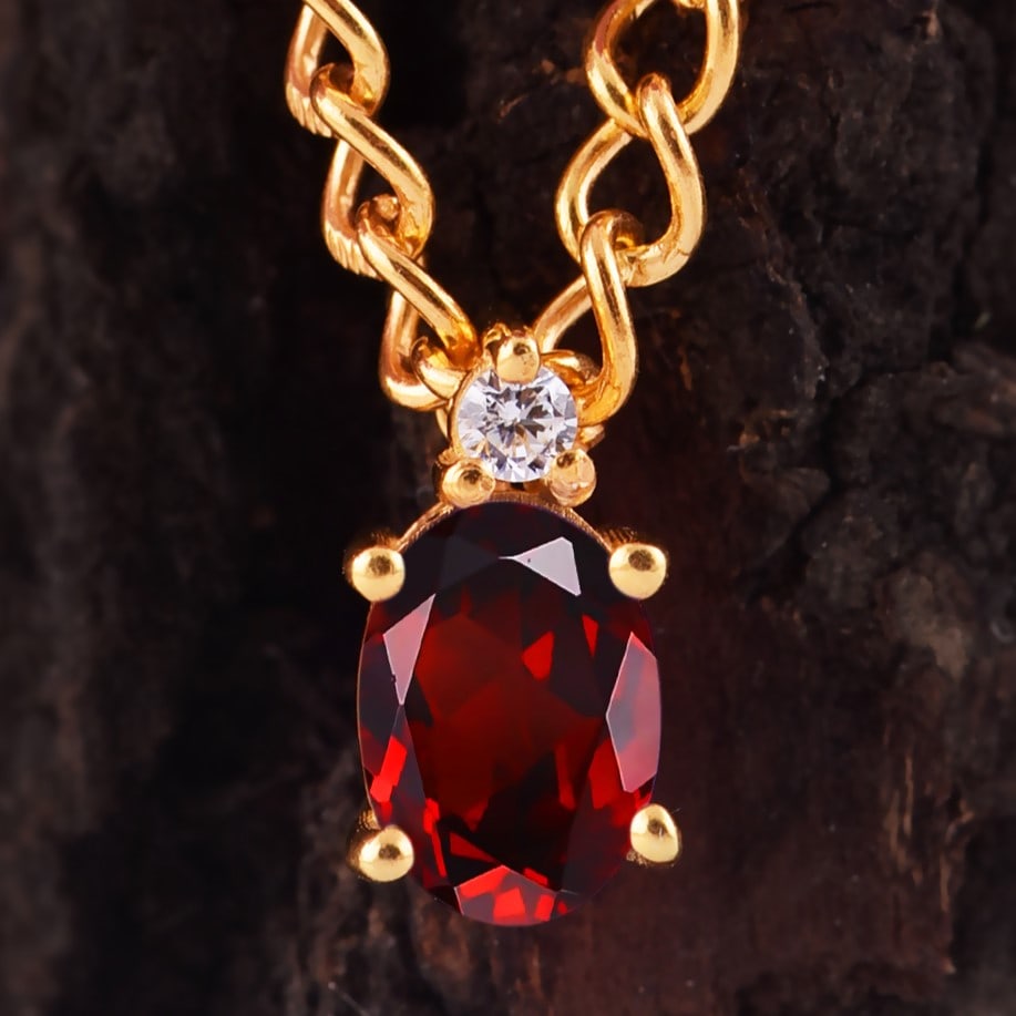 Natural Garnet & Diamond 14 KT Rose Gold Pendant: Natural Garnet & Diamond 14 KT Rose Gold Pendant Jewelry Type : Pendant Main Stone : Garnet & Diamond Main Stone Shape & Size : Oval 7x5 MM Main Stone Color : Red Diamond Shape & Size : Round 1.50