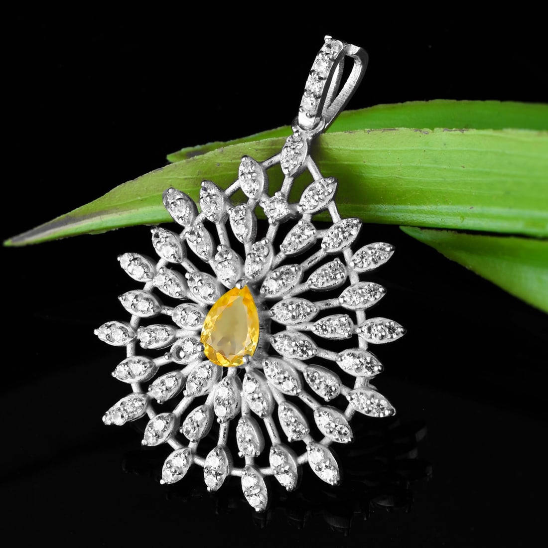 Natural Citrine & Diamond 14 KT White Gold Pendant: Natural Citrine & Diamond 14 KT White Gold Pendant Jewelry Type : Pendant Main Stone : Citrine & Diamond Main Stone Shape & Size : Pear 7x5 MM Main Stone Color : Yellow Diamond Shape & Size : Round