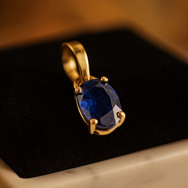 NATURAL BLUE TOPAZ GEMSTONE 14KT YELLOW GOLD HANDMADE PENDANT JEWELRY: NATURAL BLUE TOPAZ GEMSTONE 14KT YELLOW GOLD HANDMADE PENDANT JEWELRY GEMSTONE : BLUE TOPAZ STONE SHAPE : OVAL STONE SIZE : 7X5 MM STONE WEIGHT : 0.95 CTS METAL : YELLOW GOLD METAL PURITY : 14 K