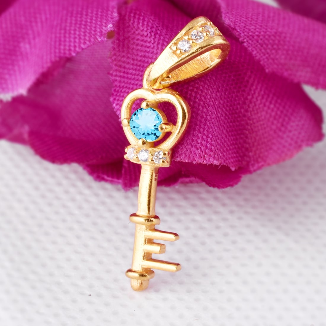 Natural Blue Topaz & Diamond 14 KT Yellow Gold Pendant: Natural Blue Topaz & Diamond 14 KT Yellow Gold Pendant Jewelry Type : Pendant Main Stone : Blue Topaz & Diamond Main Stone Shape & Size : Round 3 MM Main Stone Color : Blue Diamond Shape & Size : R