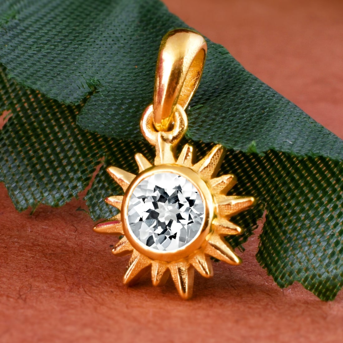 Natural White Topaz 14 KT Yellow Gold Pendant: Natural White Topaz 14 KT Yellow Gold Pendant Jewelry Type : Pendant Main Stone : White Topaz Main Stone Shape & Size : Round 5 MM Main Stone Color : White