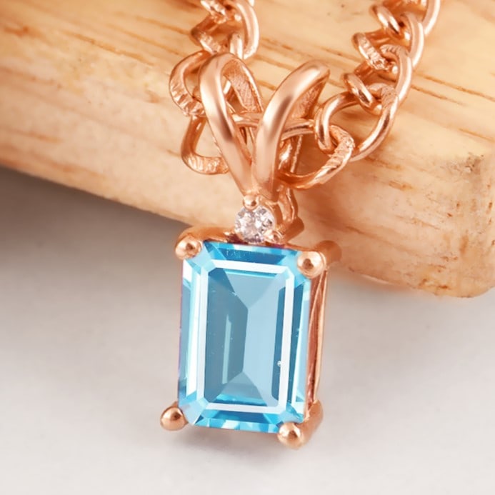 Natural Blue Topaz & Diamond 14 KT Rose Gold Pendant: Natural Blue Topaz & Diamond 14 KT Rose Gold Pendant Jewelry Type : Pendant Main Stone : Blue Topaz & Diamond Main Stone Shape & Size : Octagon 7x5 MM Main Stone Color : Blue Diamond Shape & Size :