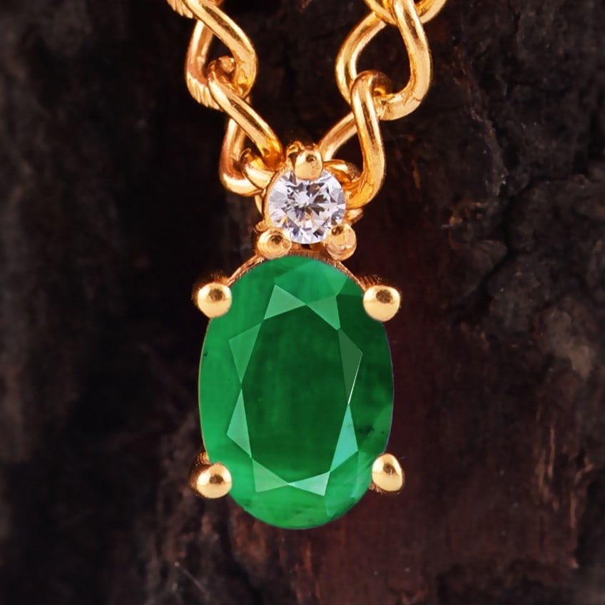 Natural Emerald & Diamond 14 KT Rose Gold Pendant: Natural Emerald & Diamond 14 KT Rose Gold Pendant Jewelry Type : Pendant Main Stone : Emerald & Diamond Main Stone Shape & Size : Oval 7x5 MM Main Stone Color : Green Diamond Shape & Size : Round 1