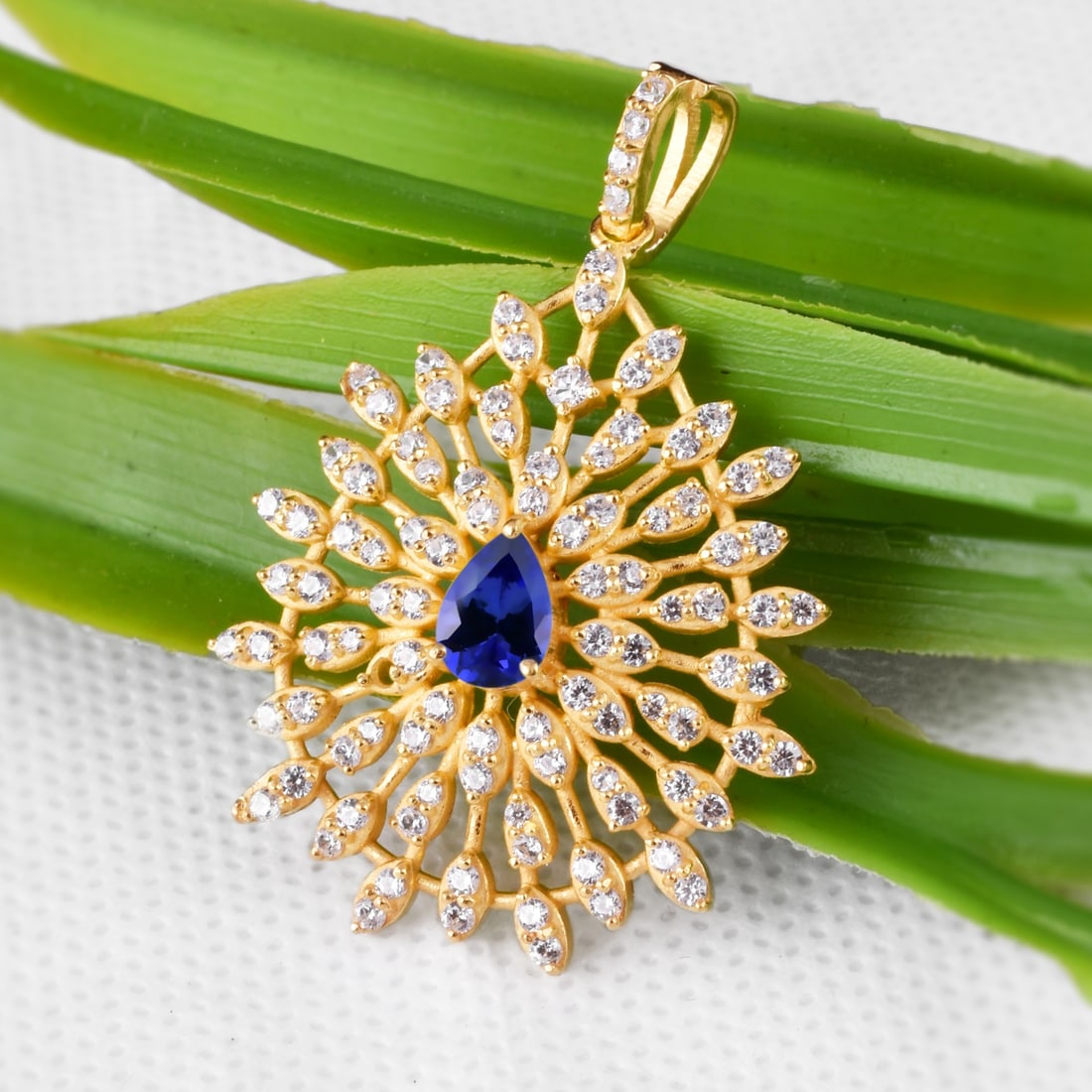 Natural Tanzanite & Diamond 14 KT Yellow Gold Pendant: Natural Tanzanite & Diamond 14 KT Yellow Gold Pendant Jewelry Type : Pendant Main Stone : Tanzanite & Diamond Main Stone Shape & Size : Pear 7x5 MM Main Stone Color : Blue Diamond Shape & Size : Ro
