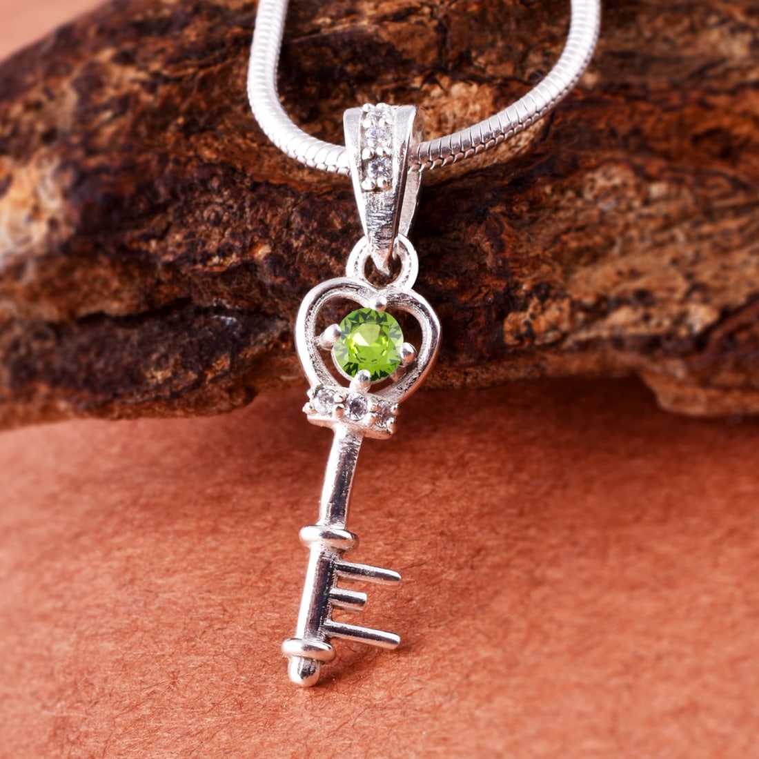 Natural Peridot & Diamond 14 KT White Gold Pendant: Natural Peridot & Diamond 14 KT White Gold Pendant Jewelry Type : Pendant Main Stone : Peridot & Diamond Main Stone Shape & Size : Round 3 MM Main Stone Color : Green Diamond Shape & Size : Round 1