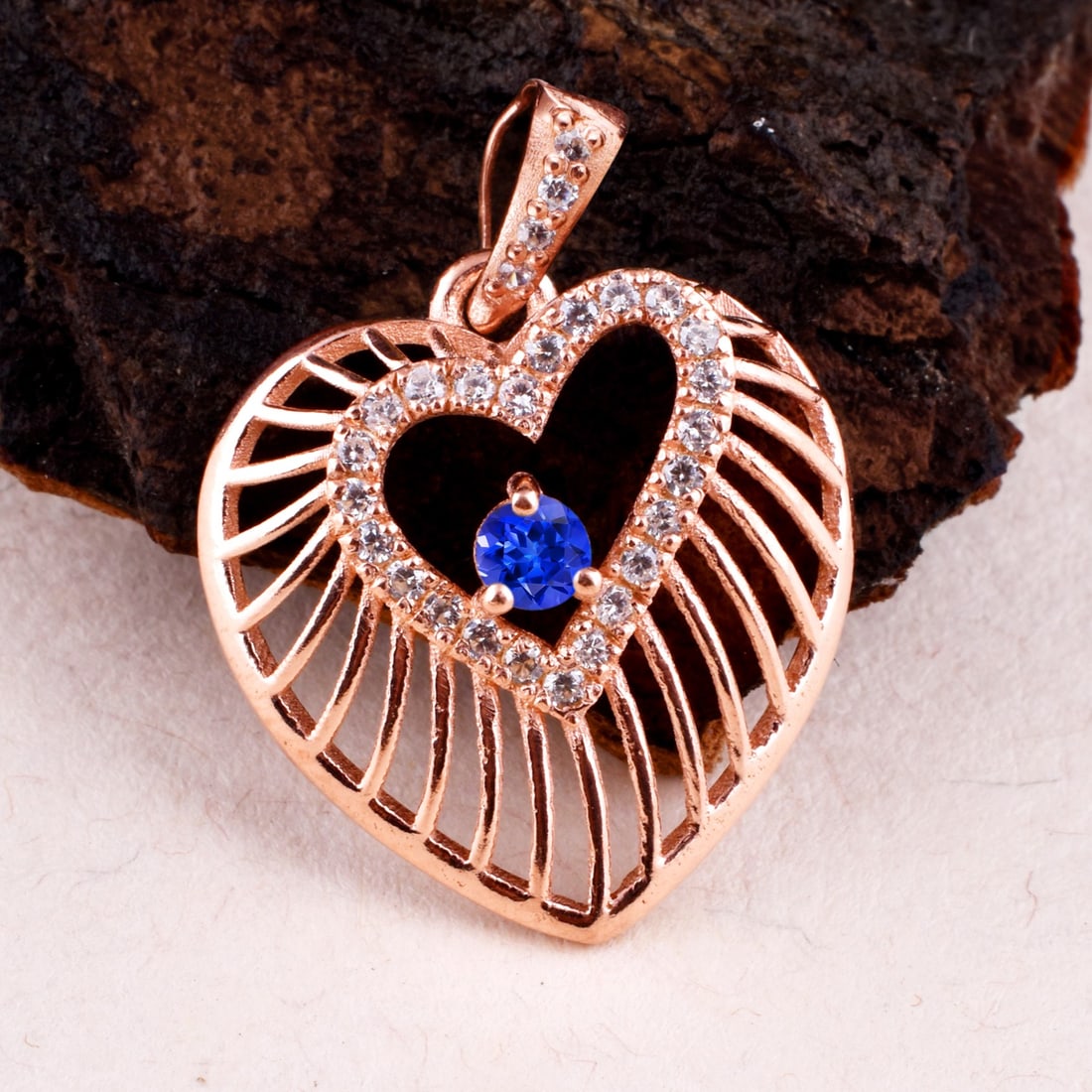 Natural Tanzanite & Diamond 14 KT Rose Gold Pendant: Natural Tanzanite & Diamond 14 KT Rose Gold Pendant Jewelry Type : Pendant Main Stone : Tanzanite & Diamond Main Stone Shape & Size : Round 3 MM Main Stone Color : Blue Diamond Shape & Size : Round