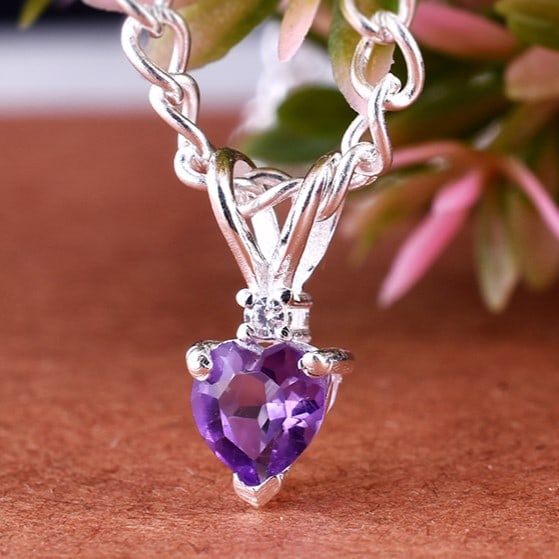 Natural Amethyst & Diamond 14 KT White Gold Pendant: Natural Amethyst & Diamond 14 KT White Gold Pendant Jewelry Type : Pendant Main Stone : Amethyst & Diamond Main Stone Shape & Size : Heart 5x5 MM Main Stone Color : Purple Diamond Shape & Size : Ro