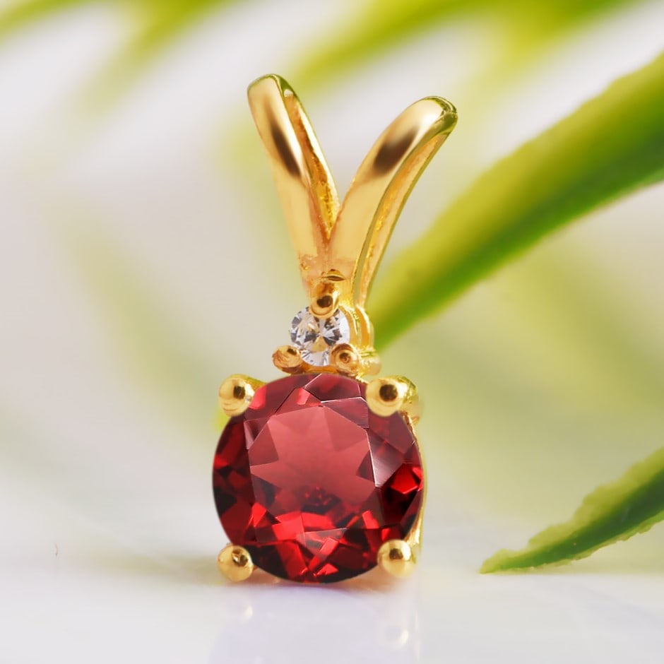 Natural Garnet & Diamond 14 KT Rose Gold Pendant: Natural Garnet & Diamond 14 KT Rose Gold Pendant Jewelry Type : Pendant Main Stone : Garnet & Diamond Main Stone Shape & Size : Round 5 MM Main Stone Color : Red Diamond Shape & Size : Round 1.50 M
