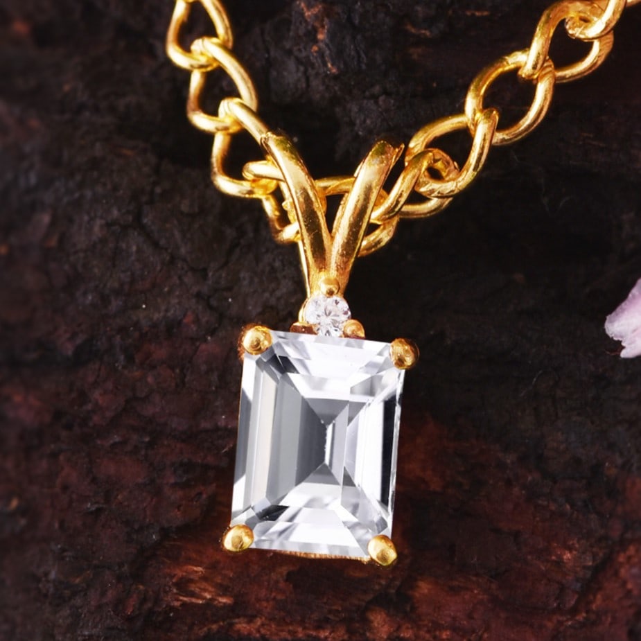 Natural White Topaz & Diamond 14 KT Yellow Gold Pendant: Natural White Topaz & Diamond 14 KT Yellow Gold Pendant Jewelry Type : Pendant Main Stone : White Topaz & Diamond Main Stone Shape & Size : Octagon 7x5 MM Main Stone Color : White Diamond Shape & Size