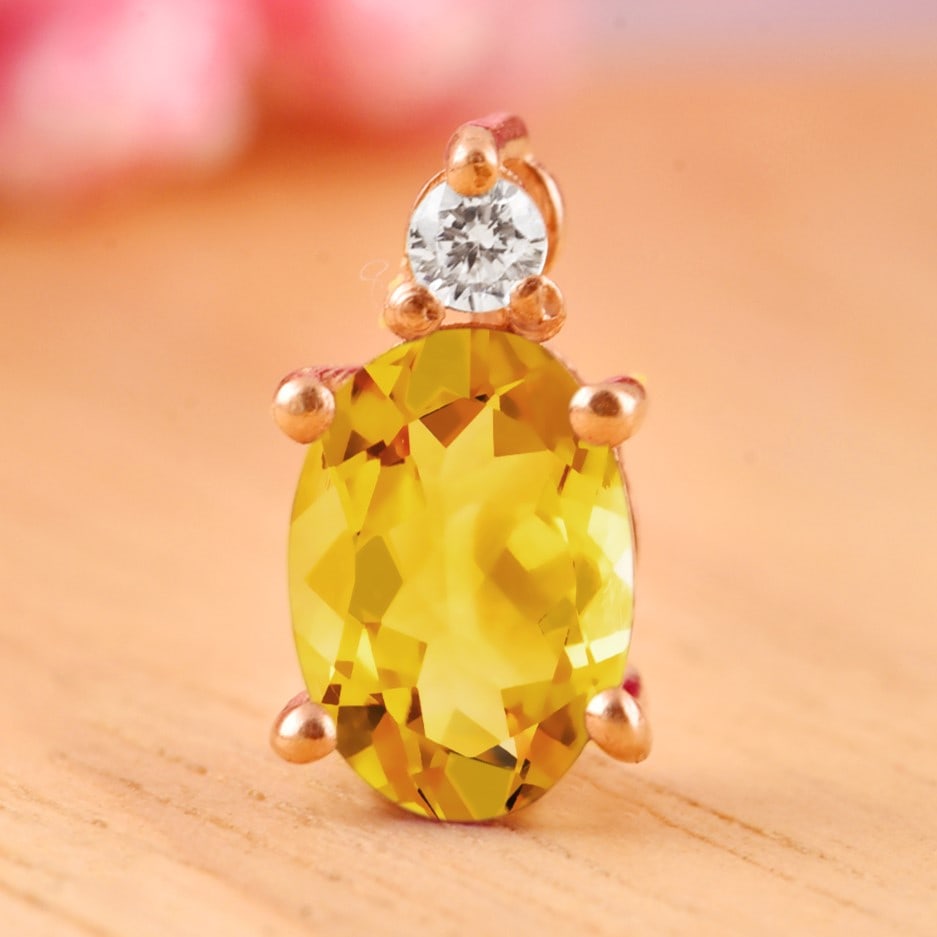 Natural Citrine & Diamond 14 KT White Gold Pendant: Natural Citrine & Diamond 14 KT White Gold Pendant Jewelry Type : Pendant Main Stone : Citrine & Diamond Main Stone Shape & Size : Oval 7x5 MM Main Stone Color : Yellow Diamond Shape & Size : Round