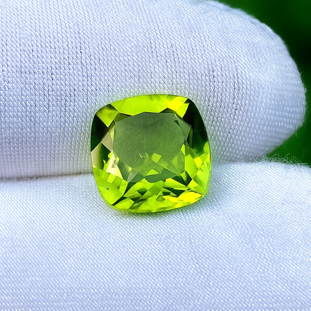 Natural Peridot Cushion Faceted Cut 5.3 Cts. Gemstone: Natural Peridot Cushion Faceted Cut 5.3 Cts. Gemstone Gemstone : Peridot Shape : Cushion Size : 11.5X11.5X6 MM Color : Green Type : Faceted Cut Quantity : 1 Pieces Weight :