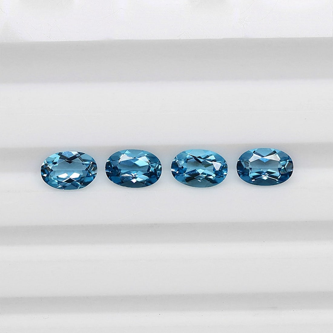 London Blue Topaz 8x6 MM Oval Faceted Cut 10 Pieces: Natural London Blue Topaz 8x6 MM Oval Faceted Cut 10 Pieces Gemstone : London Blue Topaz Shape : Oval Size : 8x6 MM Color : London Blue Type : Faceted Cut Quantity : 10 Pieces