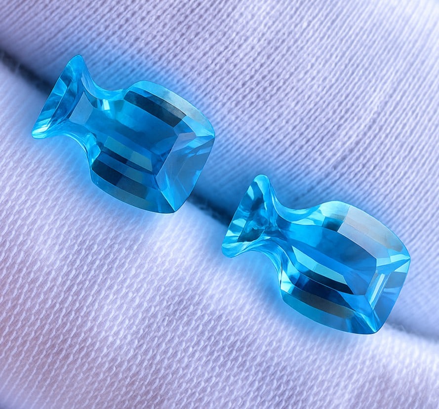 Natural Swiss Blue Topaz Bottle Shape Hand Cut 4.75 Cts. Pair: Natural Swiss Blue Topaz Bottle Shape Hand Cut 4.75 Cts. Pair Swiss Blue Topaz Shape : Bottle Shape Size : 10x7x5 MM Color : Blue Type : Hand Cut Quantity : 2 Piece Weight :