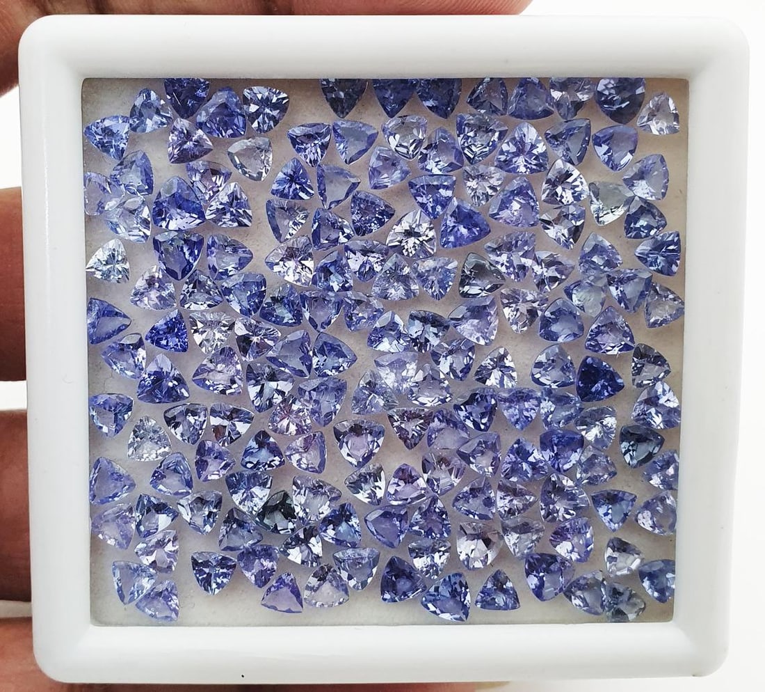 Tanzanite 4.5 MM Trillion Faceted Cut 25 Pieces: Natural Tanzanite 4.5 MM Trillion Faceted Cut 25 Pieces Gemstone : Tanzanite Shape : Trillion Size : 4.5 MM Color : Blue Type : Faceted Cut Quantity : 25 Pieces Weight : </