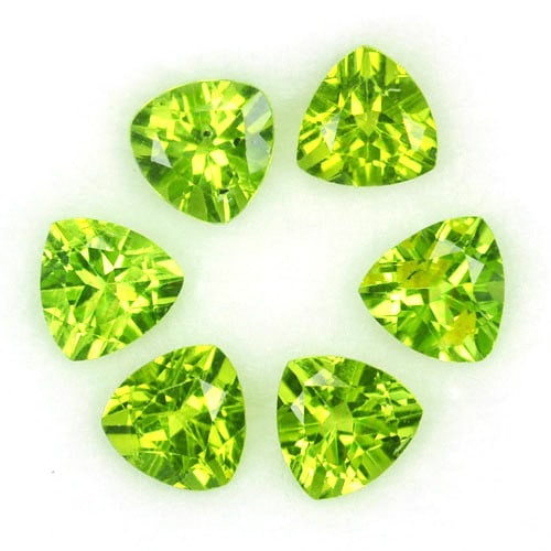Peridot 7 MM Trillion Faceted Cut 20 Pieces: Natural Peridot 7 MM Trillion Faceted Cut 20 Pieces Gemstone : Peridot Shape : Trillion Size : 7 MM Color : Green Type : Faceted Cut Quantity : 20 Pieces Weight : 22.4