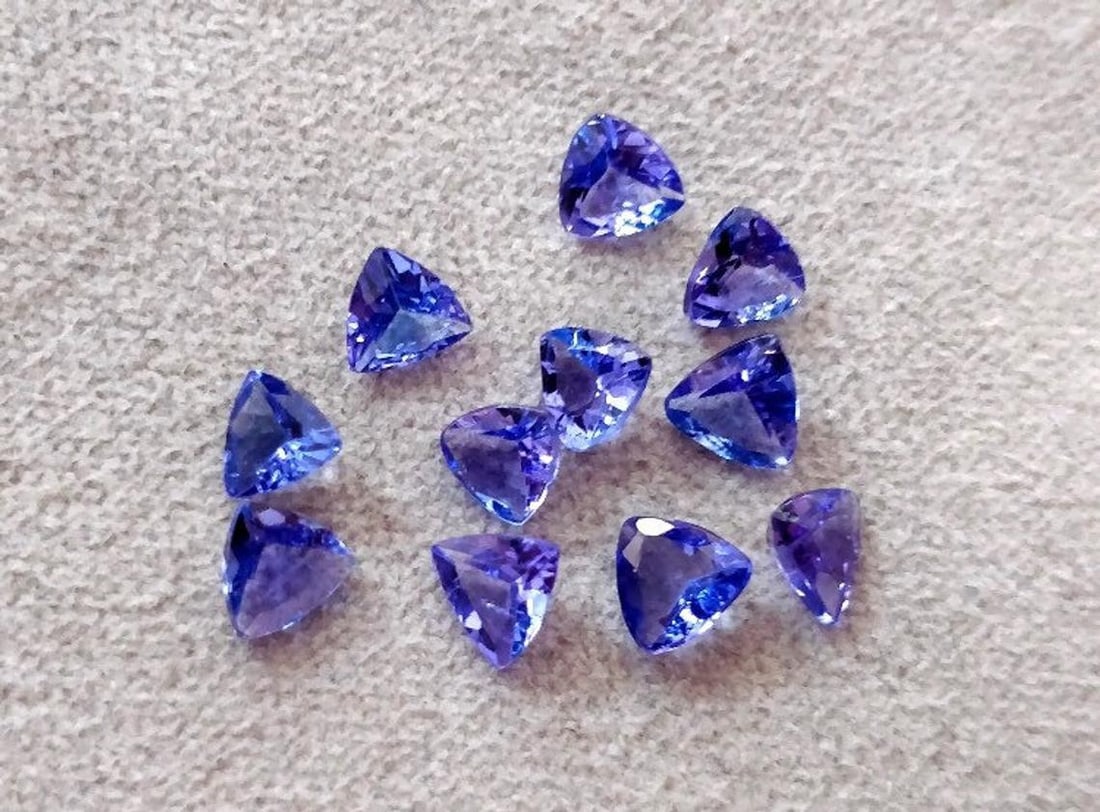 Tanzanite 5 MM Trillion Faceted Cut 25 Pieces: Natural Tanzanite 5 MM Trillion Faceted Cut 25 Pieces Gemstone : Tanzanite Shape : Trillion Size : 5 MM Color : Blue Type : Faceted Cut Quantity : 25 Pieces Weight : 6.