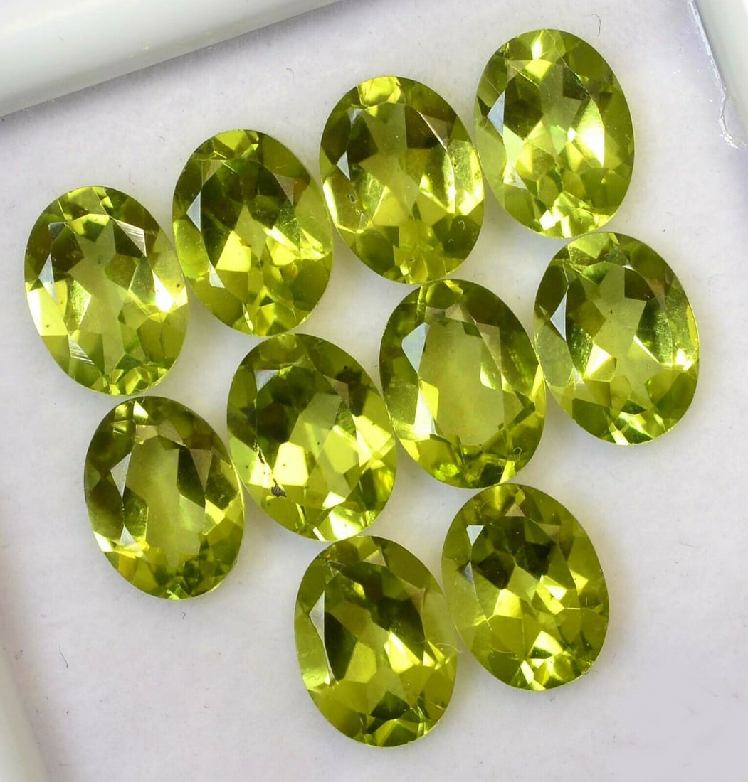 Peridot 7x5 MM Oval Faceted Cut 25 Pieces: Natural Peridot 7x5 MM Oval Faceted Cut 25 Pieces Gemstone : Peridot Shape : Oval Size : 7x5 MM Color : Green Type : Faceted Cut Quantity : 25 Pieces Weight : 21.5 Cara