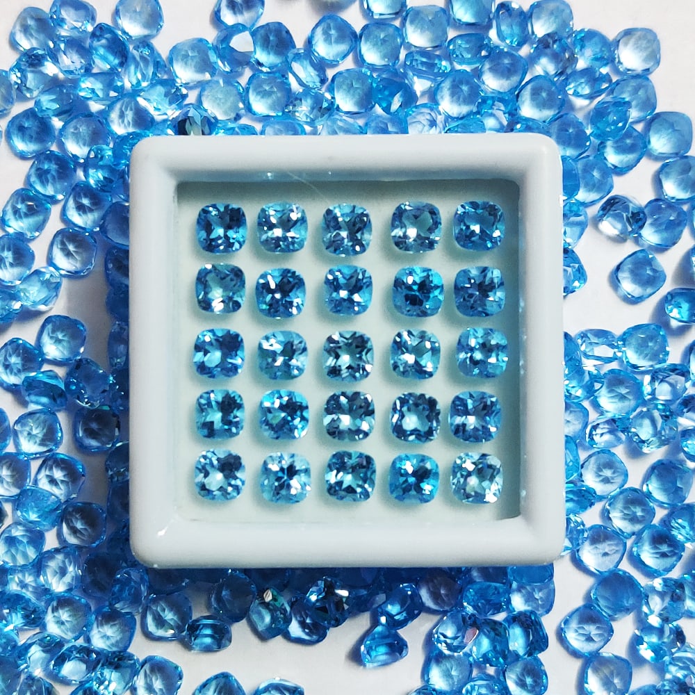 Swiss Blue Topaz 5x5 MM Cushion Faceted Cut 15 Pieces: Natural Swiss Blue Topaz 5x5 MM Cushion Faceted Cut 15 Pieces Gemstone : Swiss Blue Topaz Shape : Cushion Size : 5x5 MM Color : Sky Blue Type : Faceted Cut Quantity : 15 Pieces